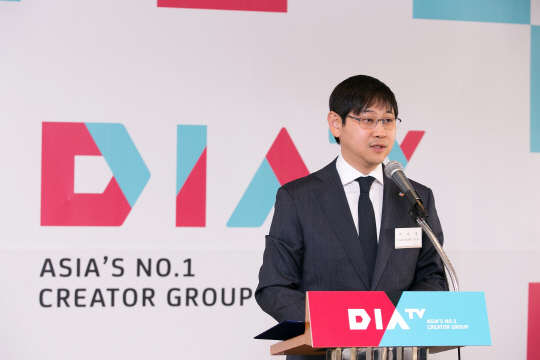 CJ E&M은 7일 서울 소공동 롯데호텔에서 간담회를 열고 1인 콘텐츠 창작자의 세계시장 진출과 수익모델 다양화를 본격 지원하는 '다이아(DIA)TV'를 내놨다고 밝혔다. 회사는 '다이아TV'로 오는 2017년까지 2000팀의 디지털 콘텐츠 창작인재를 육성한다는 목표를 제시했다. 이덕재 CJ E&M 방송콘텐츠부문 대표가 이날 간담회장에서 인사말을 하고 있다. <CJ E&M 제공>
